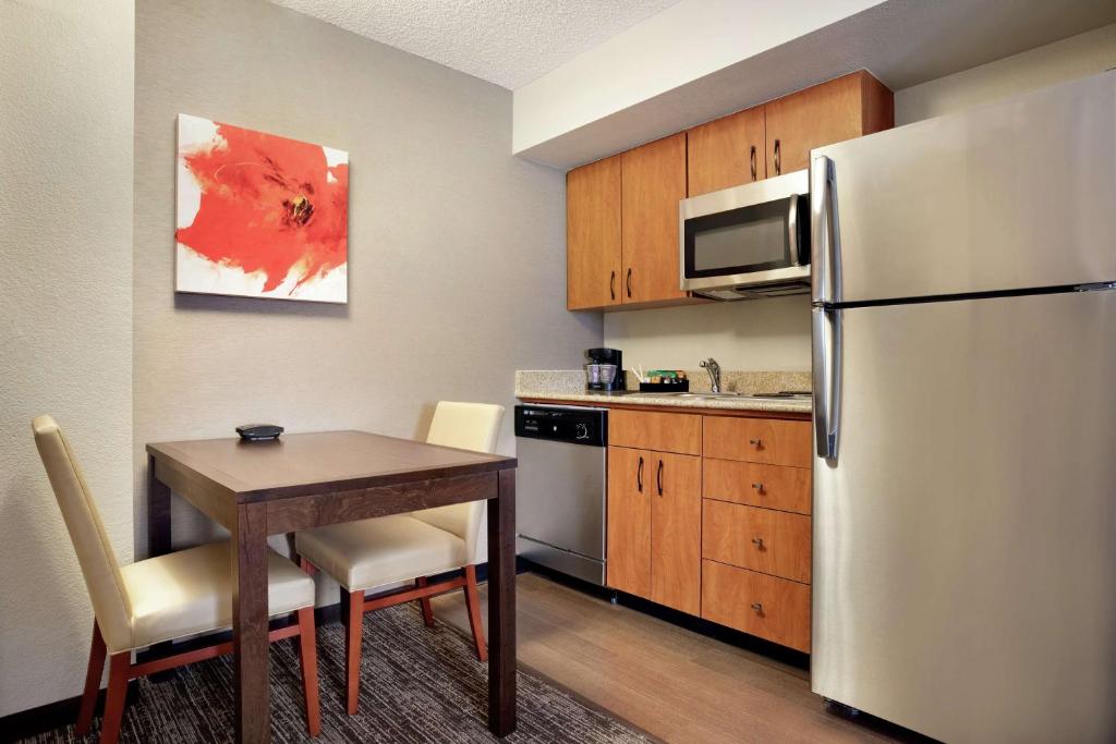 Kuchyň nebo kuchyňský kout v ubytování Homewood Suites by Hilton Phoenix-Chandler
