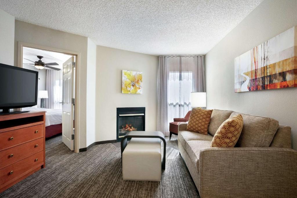 TV a/nebo společenská místnost v ubytování Homewood Suites by Hilton Phoenix-Chandler