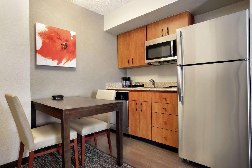Kuchyň nebo kuchyňský kout v ubytování Homewood Suites by Hilton Phoenix-Chandler