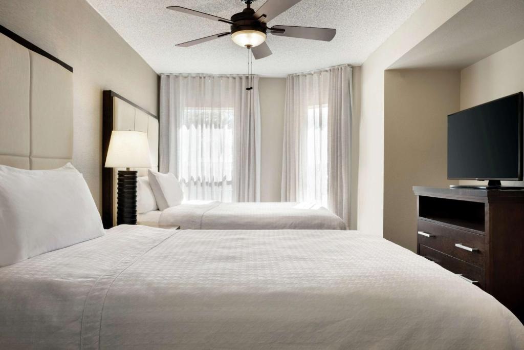 Postel nebo postele na pokoji v ubytování Homewood Suites by Hilton Phoenix-Chandler