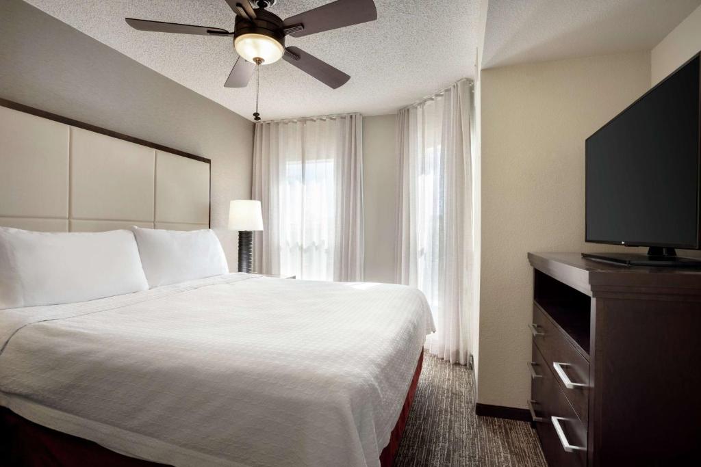 Postel nebo postele na pokoji v ubytování Homewood Suites by Hilton Phoenix-Chandler