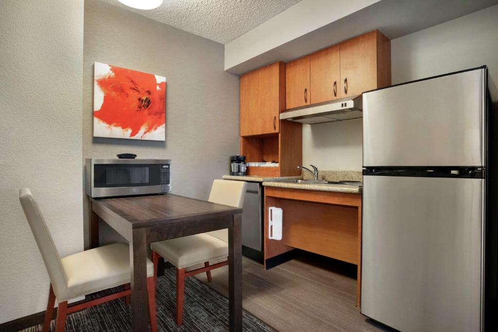 Kuchyň nebo kuchyňský kout v ubytování Homewood Suites by Hilton Phoenix-Chandler