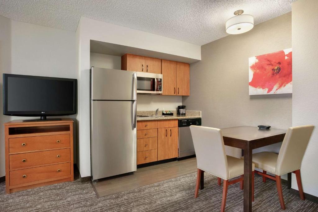 Kuchyň nebo kuchyňský kout v ubytování Homewood Suites by Hilton Phoenix-Chandler