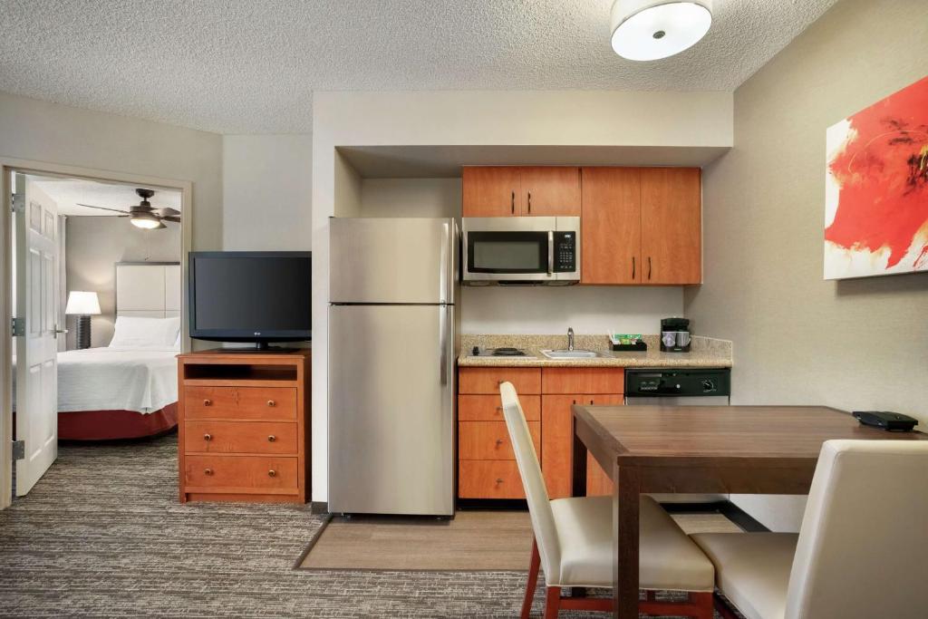 Kuchyň nebo kuchyňský kout v ubytování Homewood Suites by Hilton Phoenix-Chandler