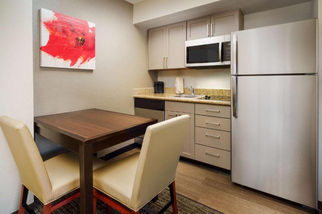 Kuchyň nebo kuchyňský kout v ubytování Homewood Suites by Hilton Phoenix-Chandler