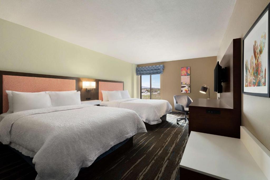 Postel nebo postele na pokoji v ubytování Hampton Inn Sedona