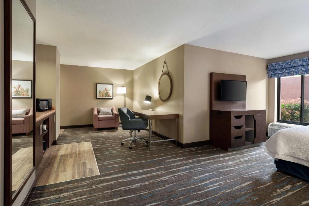 TV a/nebo společenská místnost v ubytování Hampton Inn Sedona