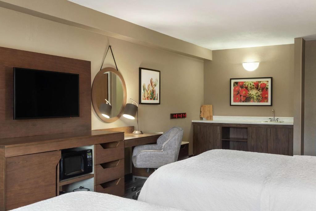 TV a/nebo společenská místnost v ubytování Hampton Inn Sedona