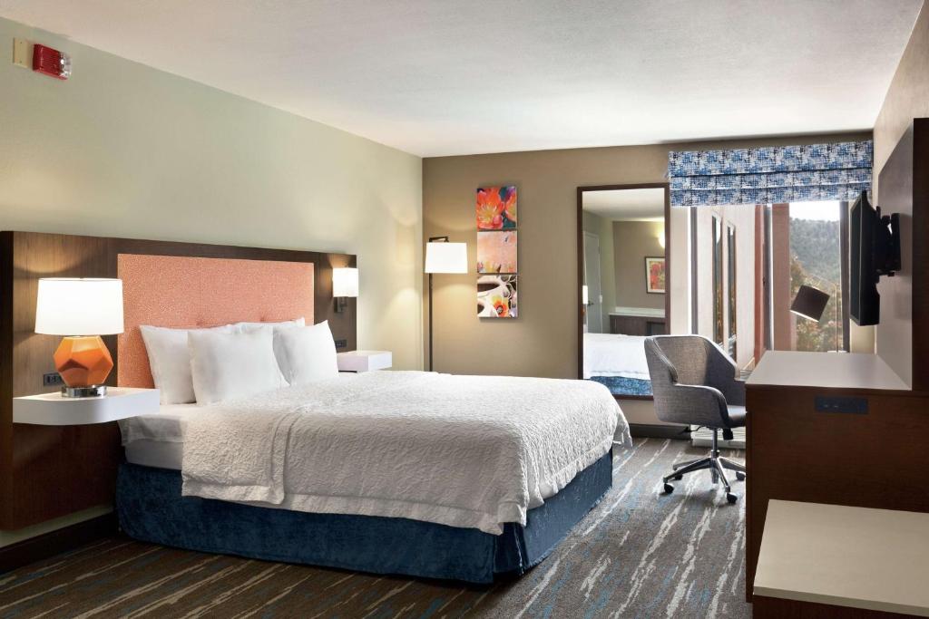 Postel nebo postele na pokoji v ubytování Hampton Inn Sedona