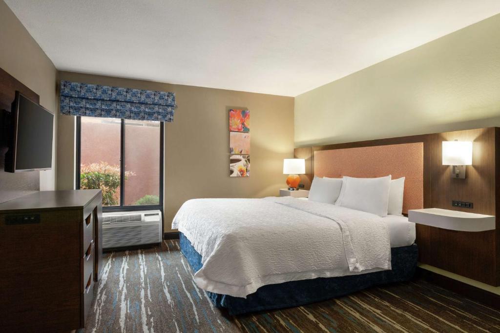 Postel nebo postele na pokoji v ubytování Hampton Inn Sedona