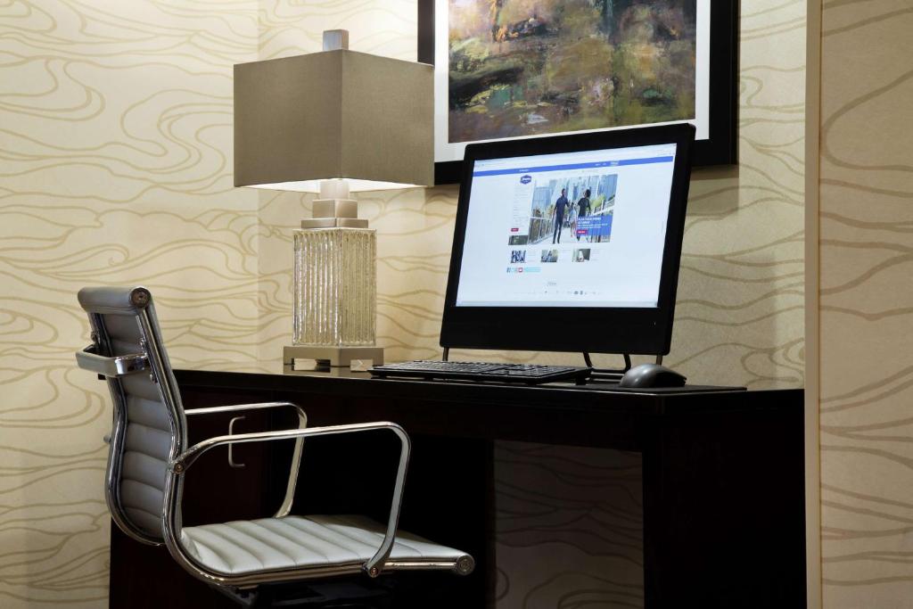 TV a/nebo společenská místnost v ubytování Hampton Inn Sedona