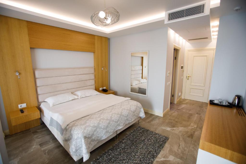 Hotel GRINT - Dreibettzimmer Mit Gartenblick