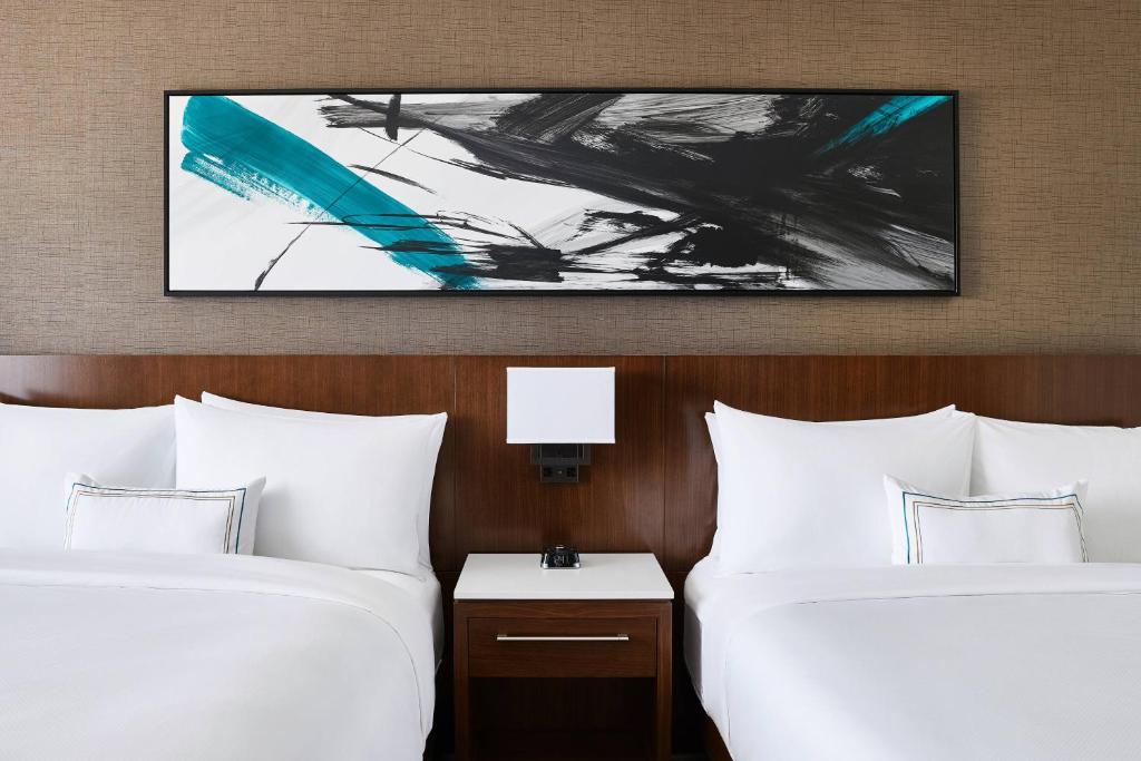 Postel nebo postele na pokoji v ubytování Delta Hotels by Marriott Phoenix Mesa