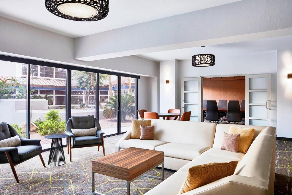 Posezení v ubytování Delta Hotels by Marriott Phoenix Mesa