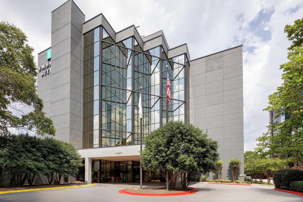 uma representação da frente do edifício em Embassy Suites by Hilton Atlanta Perimeter Center em Atlanta