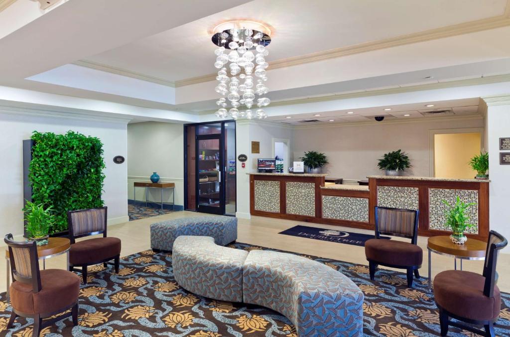 Posezení v ubytování DoubleTree by Hilton Mahwah