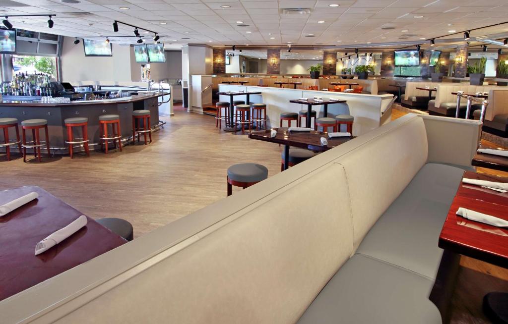 Restaurace v ubytování DoubleTree by Hilton Mahwah