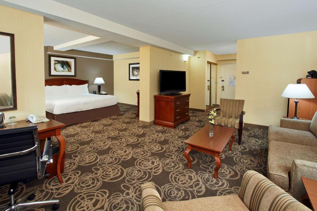 TV a/nebo společenská místnost v ubytování DoubleTree by Hilton Mahwah