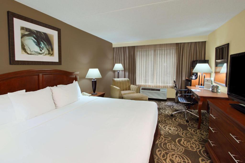 Postel nebo postele na pokoji v ubytování DoubleTree by Hilton Mahwah
