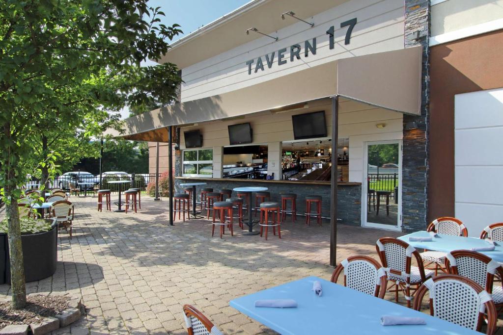 Restaurace v ubytování DoubleTree by Hilton Mahwah