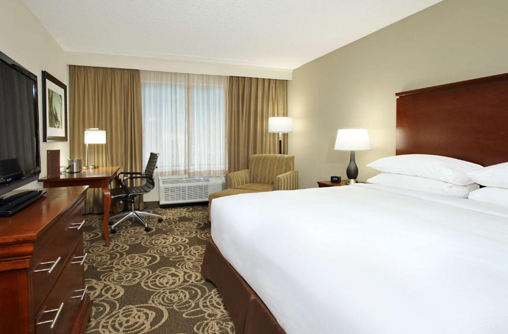 TV a/nebo společenská místnost v ubytování DoubleTree by Hilton Mahwah