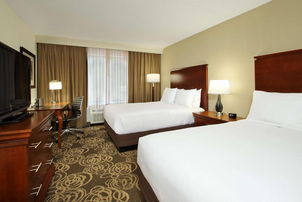 TV a/nebo společenská místnost v ubytování DoubleTree by Hilton Mahwah