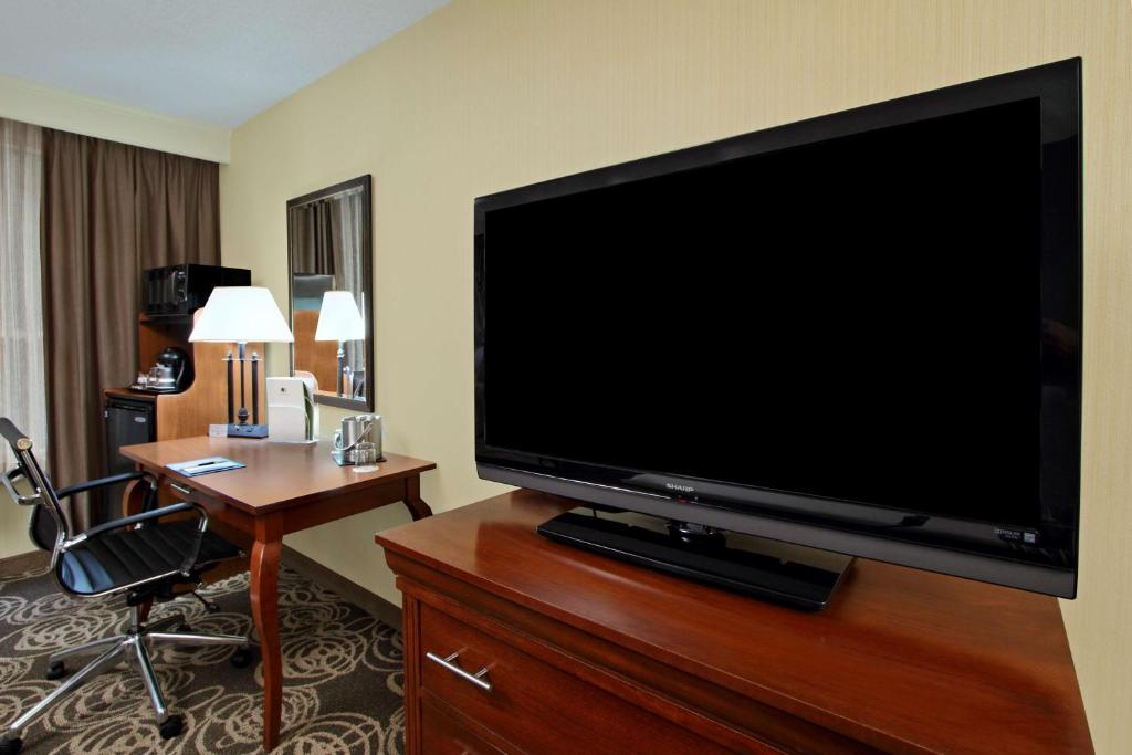 TV a/nebo společenská místnost v ubytování DoubleTree by Hilton Mahwah
