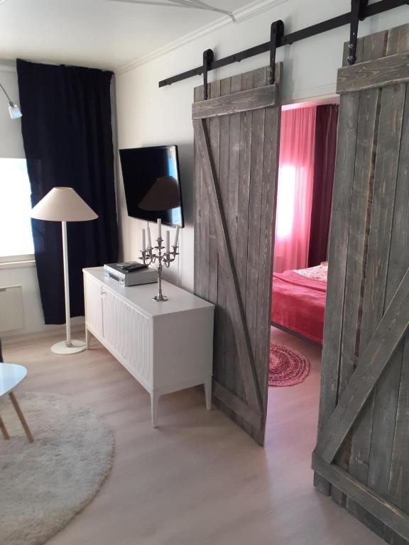 una camera con una porta scorrevole e un letto di Huone Rauhallisessa Mummolassa a Kalajoki