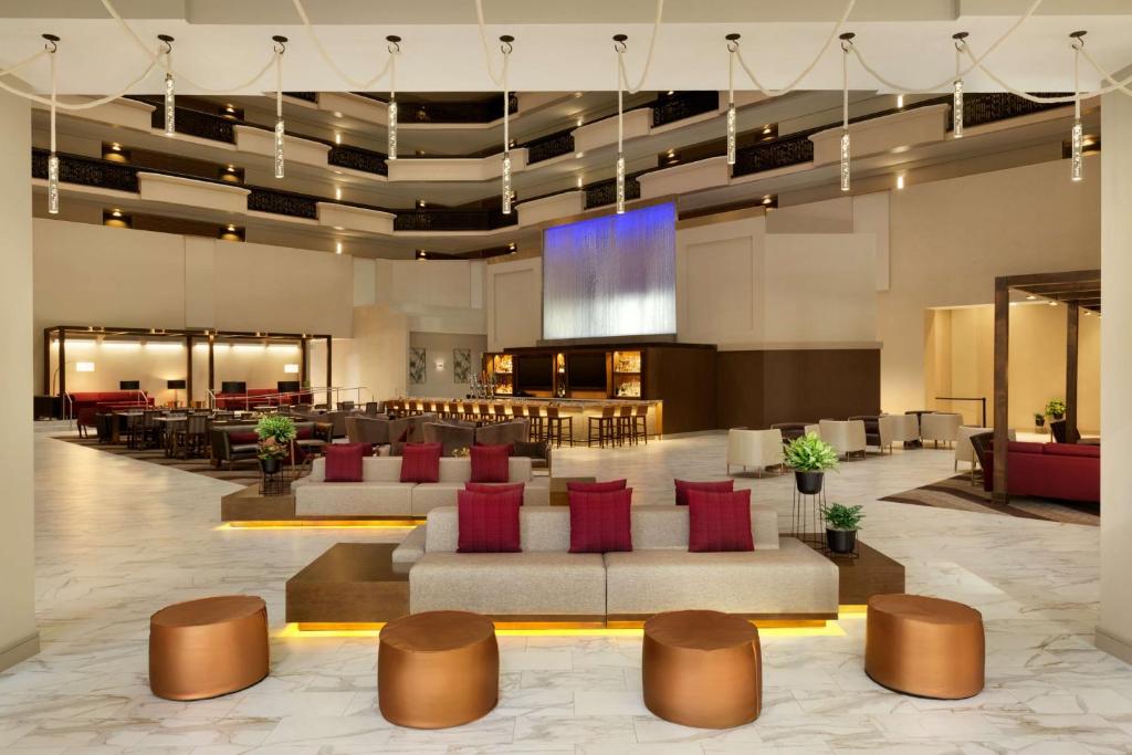 Posezení v ubytování Embassy Suites by Hilton Phoenix Downtown North
