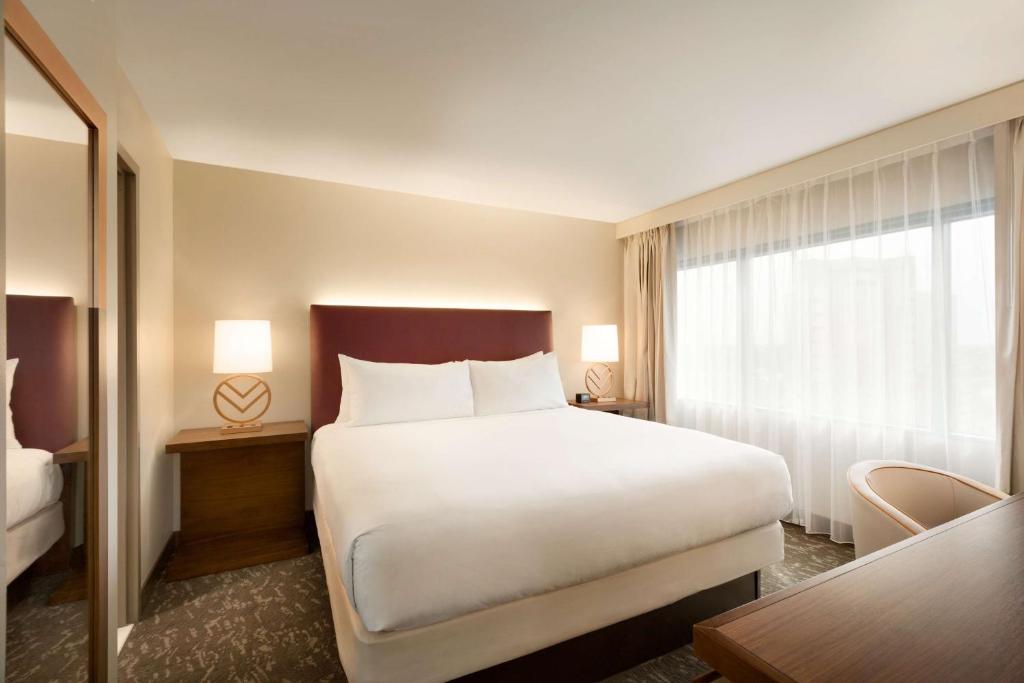 Embassy Suites by Hilton Phoenix Downtown North - 王 な る 礼拝 を し なさ い .