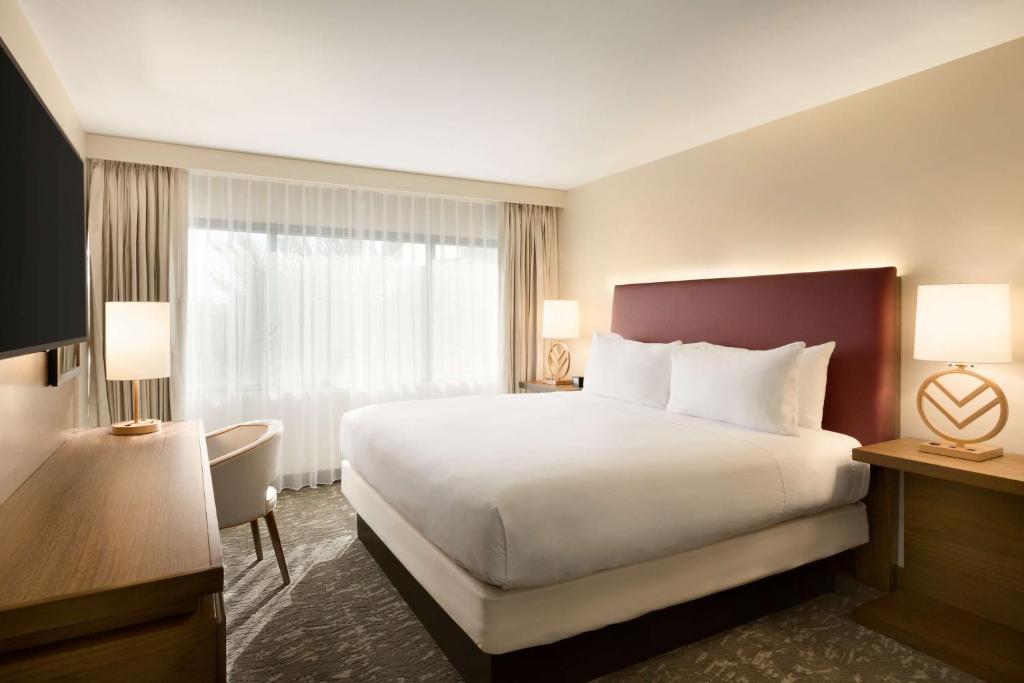 Postel nebo postele na pokoji v ubytování Embassy Suites by Hilton Phoenix Downtown North
