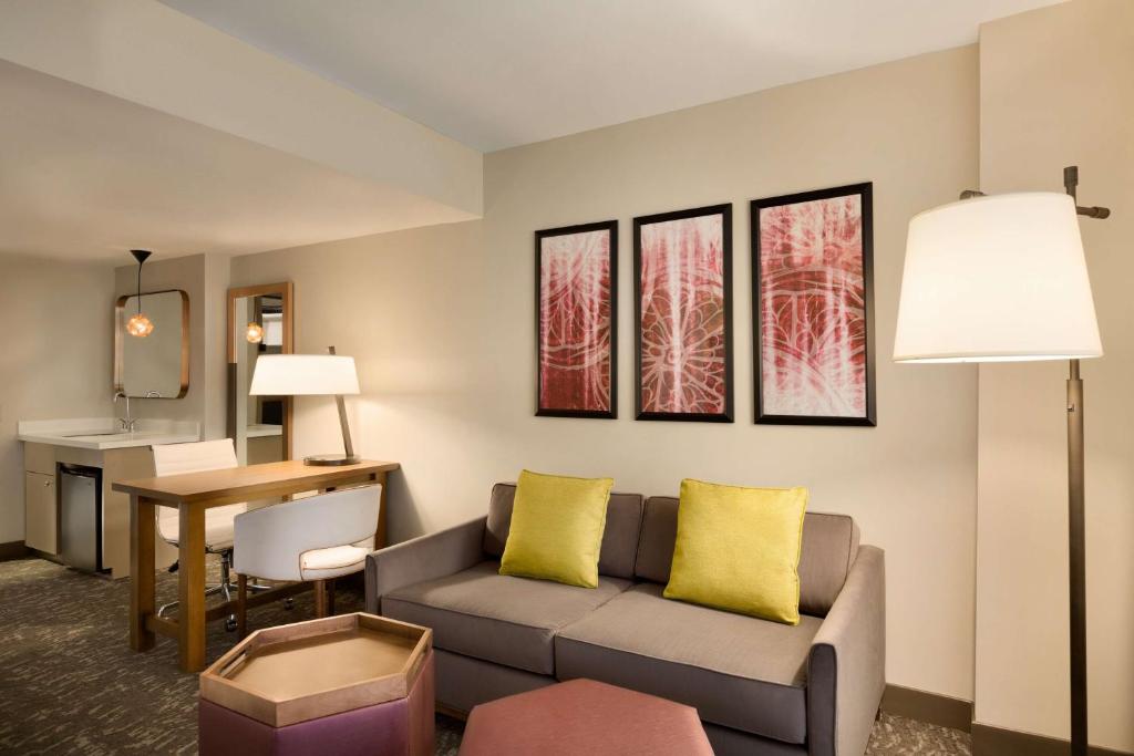 Posezení v ubytování Embassy Suites by Hilton Phoenix Downtown North
