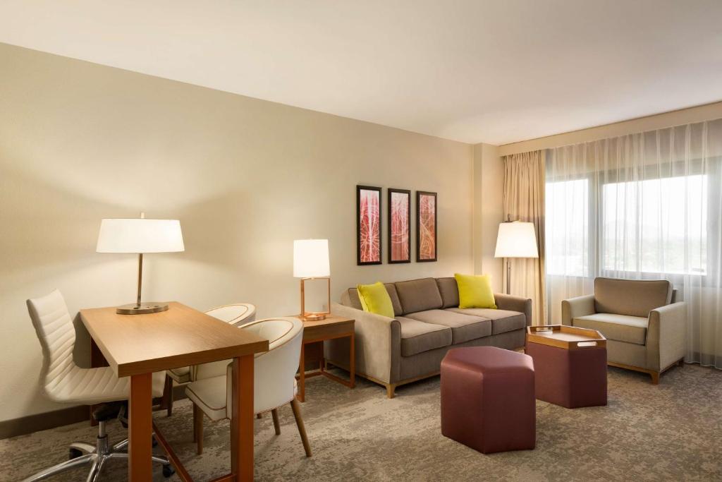 Embassy Suites by Hilton Phoenix Downtown North - マハジフ 王 ひとり の 王 が 聞 い て , ピル く こと を 聞 い た .