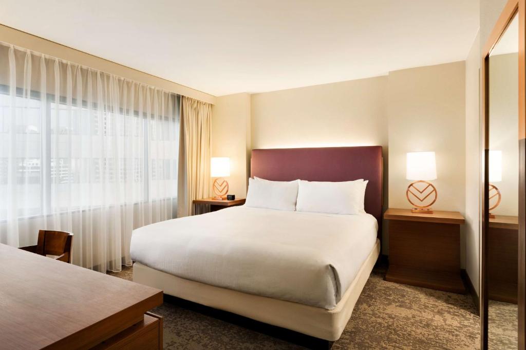 Postel nebo postele na pokoji v ubytování Embassy Suites by Hilton Phoenix Downtown North