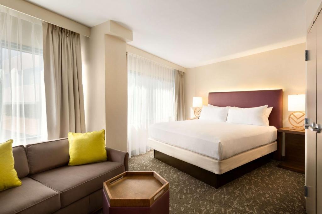 Embassy Suites by Hilton Phoenix Downtown North - マグワイ の 王 ボン .