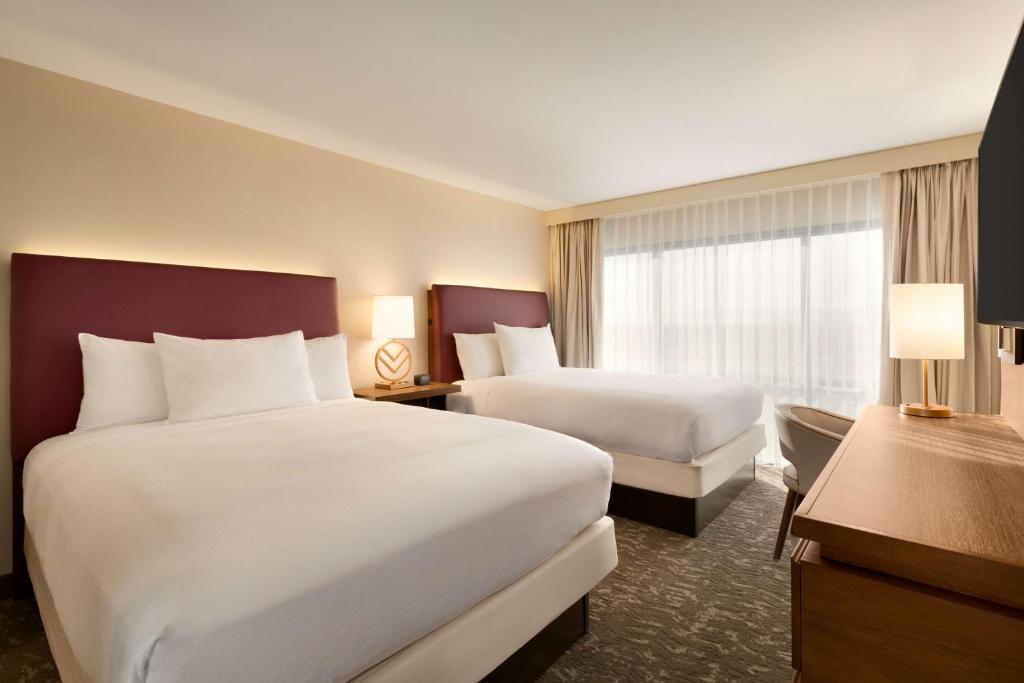 Postel nebo postele na pokoji v ubytování Embassy Suites by Hilton Phoenix Downtown North