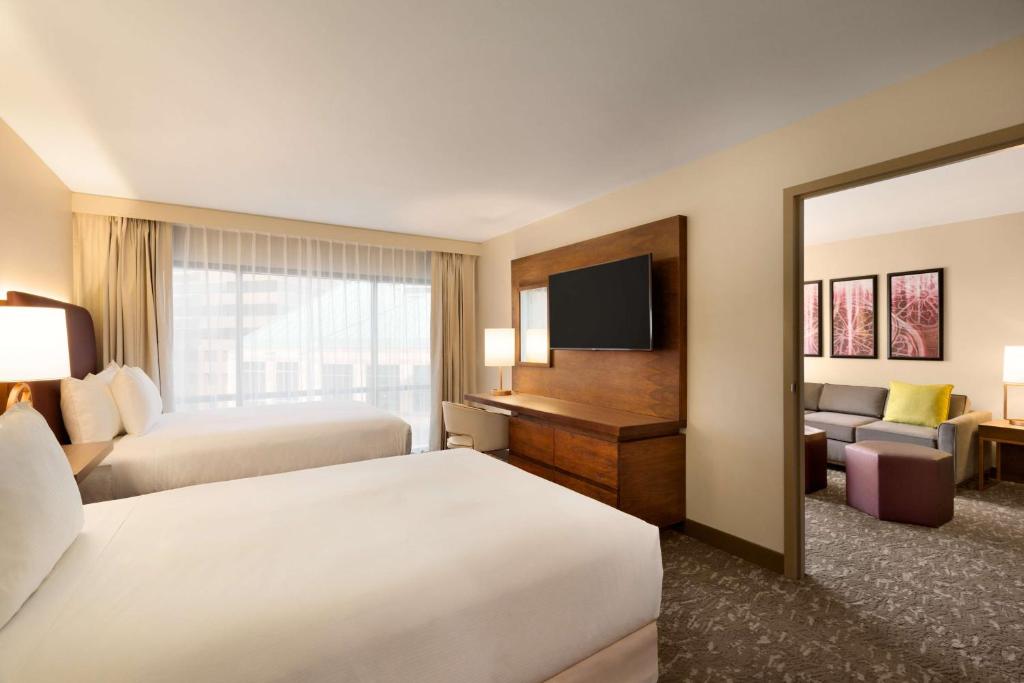 Postel nebo postele na pokoji v ubytování Embassy Suites by Hilton Phoenix Downtown North
