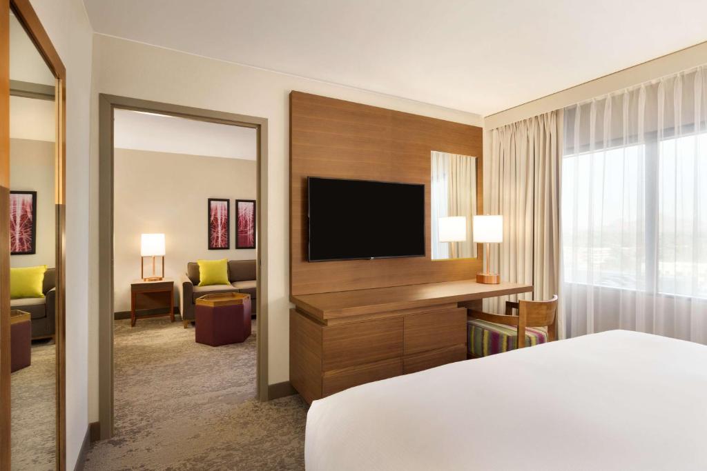 Postel nebo postele na pokoji v ubytování Embassy Suites by Hilton Phoenix Downtown North