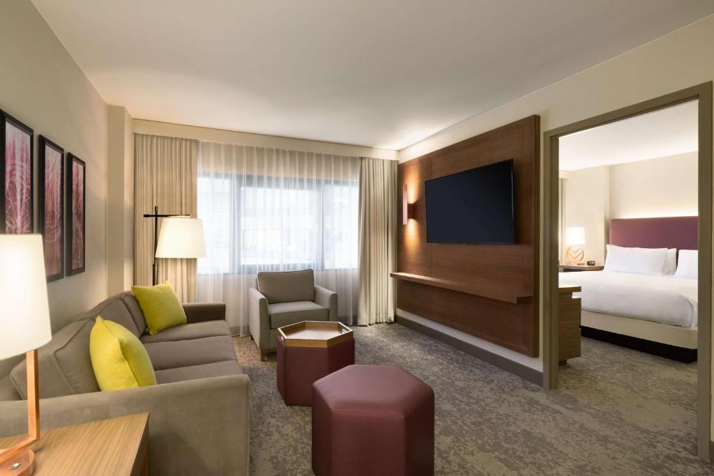 Postel nebo postele na pokoji v ubytování Embassy Suites by Hilton Phoenix Downtown North