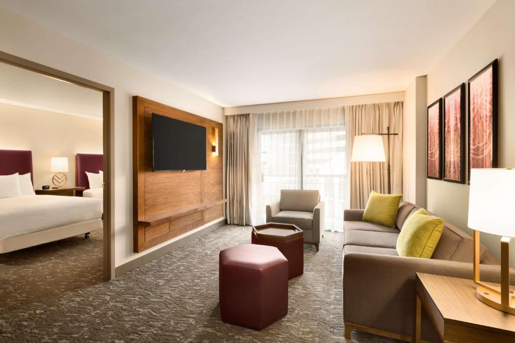 Embassy Suites by Hilton Phoenix Downtown North - 二 枚 の クレオン と 呼 ば れ る こと を 聞 く に は 及 ば な い . 