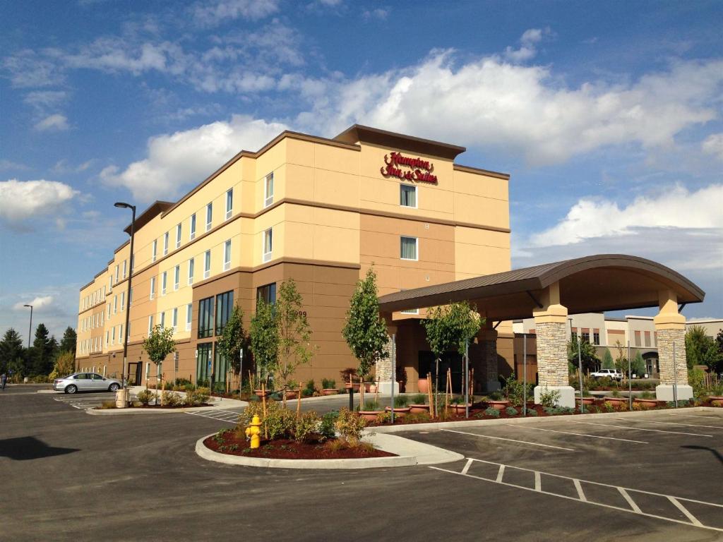 a hotel building with a parking lot in front of it at Hampton Inn & Suites Portland/Hillsboro-Evergreen Park in Hillsboro