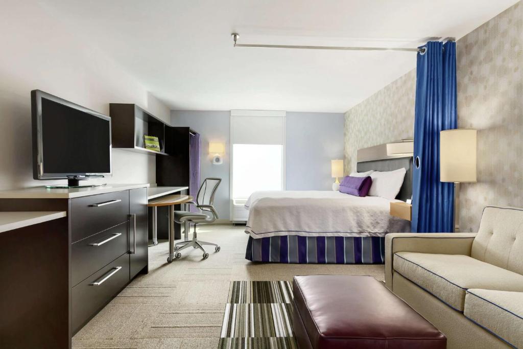 TV a/nebo společenská místnost v ubytování Home2 Suites by Hilton Anchorage/Midtown