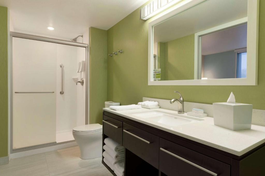 Koupelna v ubytování Home2 Suites by Hilton Anchorage/Midtown