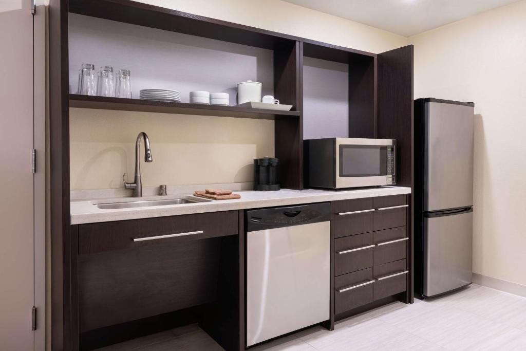 Kuchyň nebo kuchyňský kout v ubytování Home2 Suites by Hilton Anchorage/Midtown