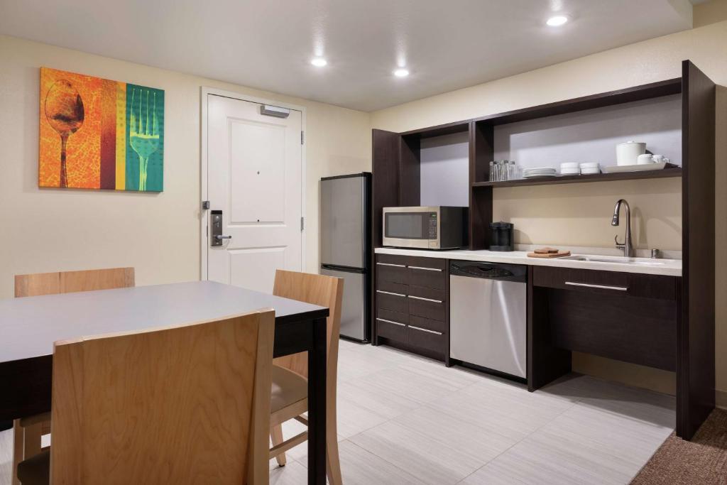 Kuchyň nebo kuchyňský kout v ubytování Home2 Suites by Hilton Anchorage/Midtown