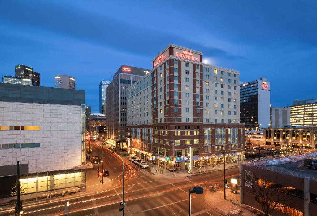 une rue de la ville avec un grand bâtiment dans la ville dans l'établissement Hilton Garden Inn Denver Downtown, à Denver