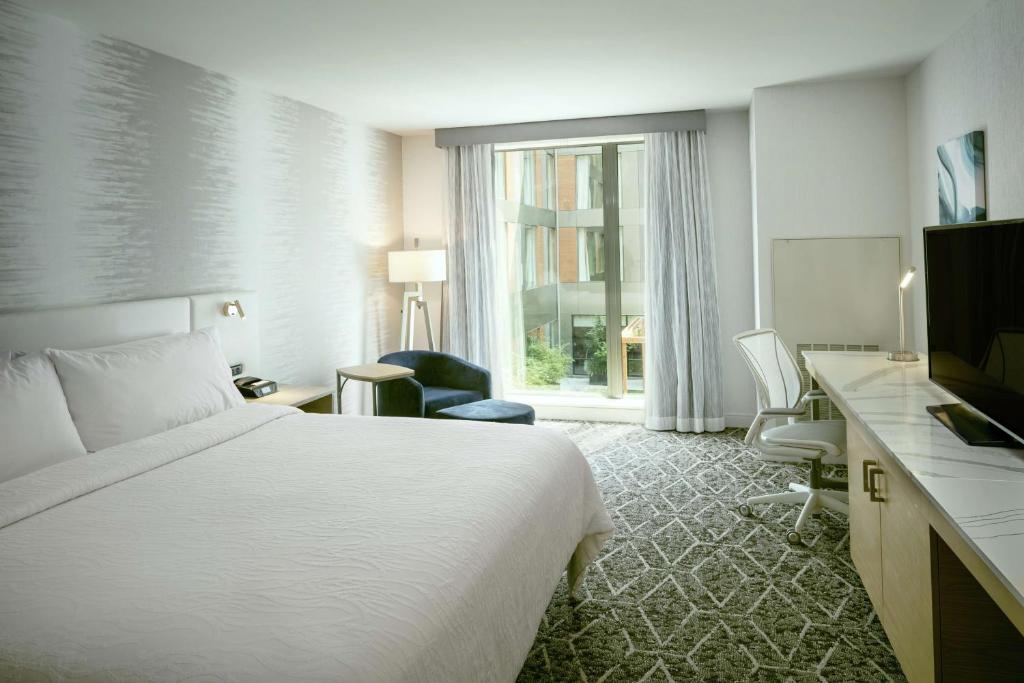 Hilton Garden Inn Seattle Bellevue Downtown, WA - Camera King Con Bagno E Vista Giardino