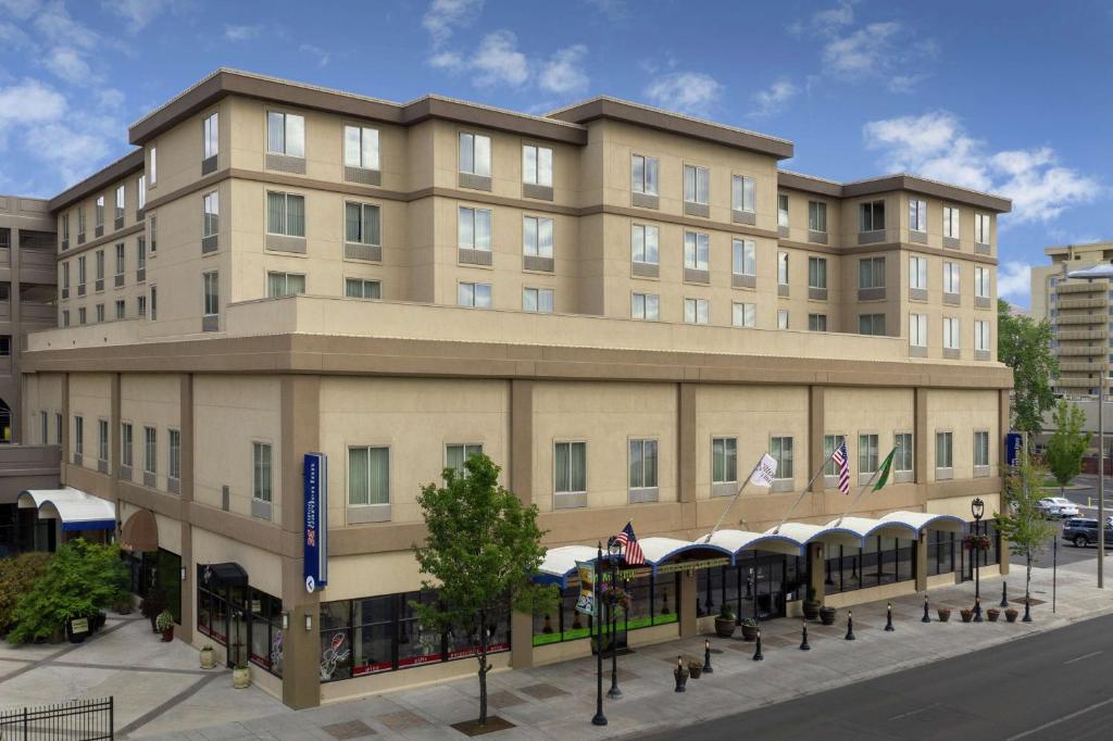 una representación de la parte delantera de un hotel en Hilton Garden Inn Yakima Downtown, en Yakima