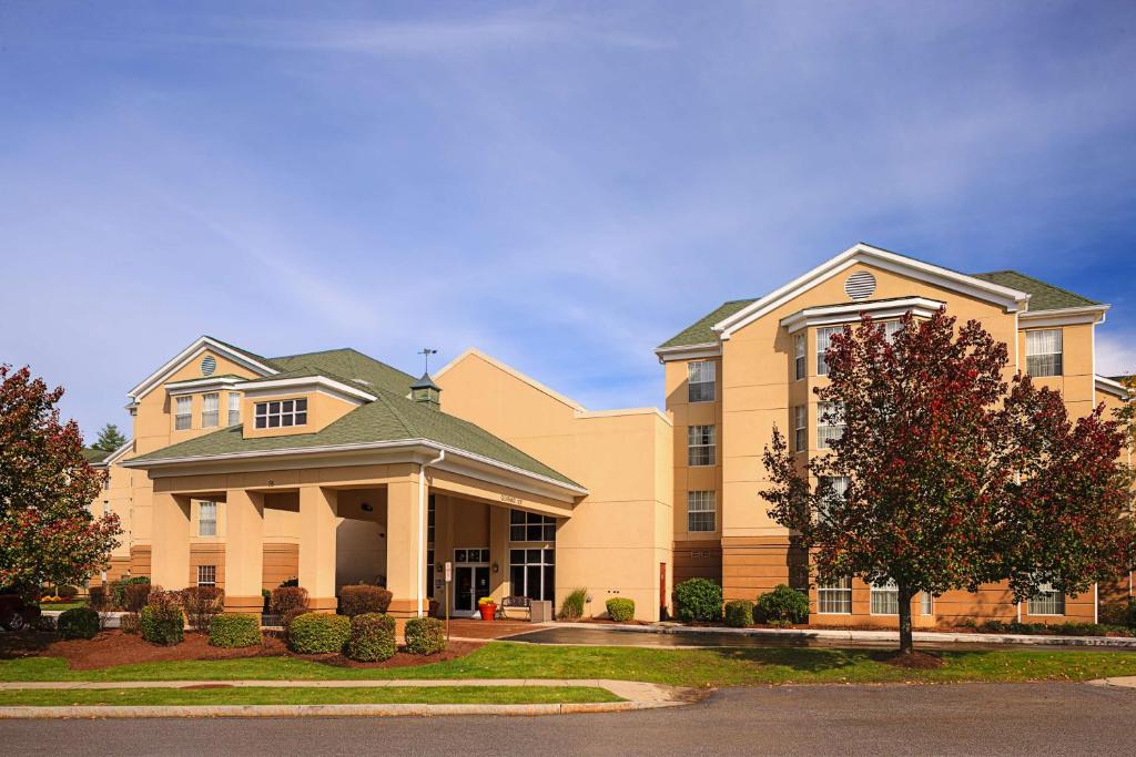 un gran edificio de apartamentos con en Homewood Suites by Hilton - Boston/Billerica-Bedford, en Billerica