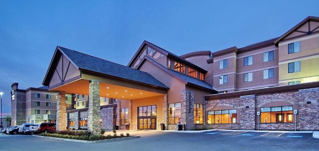 un hotel con un parcheggio di fronte di Embassy Suites Anchorage ad Anchorage